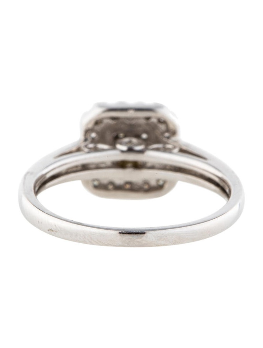 18k White Gold Cushion Shaped Diamond Ring